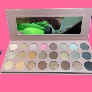 EYESHADOW PALLETTE OF 24 COLORS WITH MIRROR NWOT